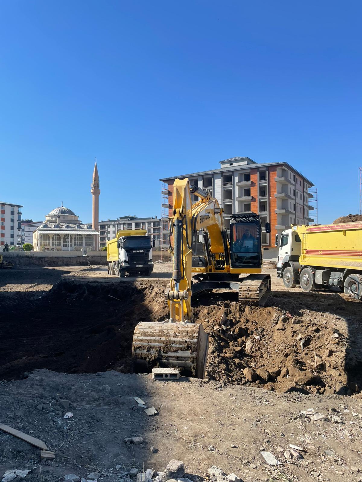 Otopark kazı işlemi